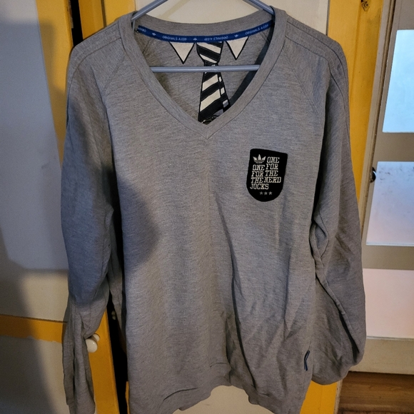 2 Adidas sweatshirts - Picture 4 of 6